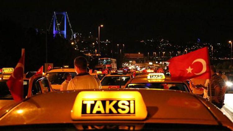 Taksiciler Boğaziçi Köprüsü'nde kontak kapattı