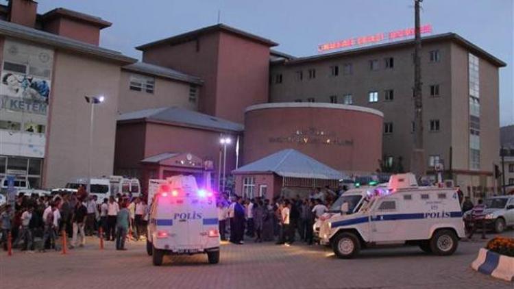 Hakkari'de bombalı saldırı: 2 polis şehit