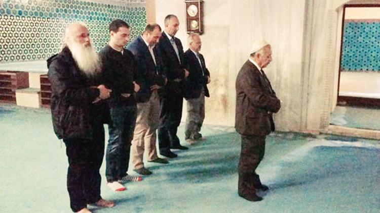 Başpiskopos abdest aldı namaz kıldı