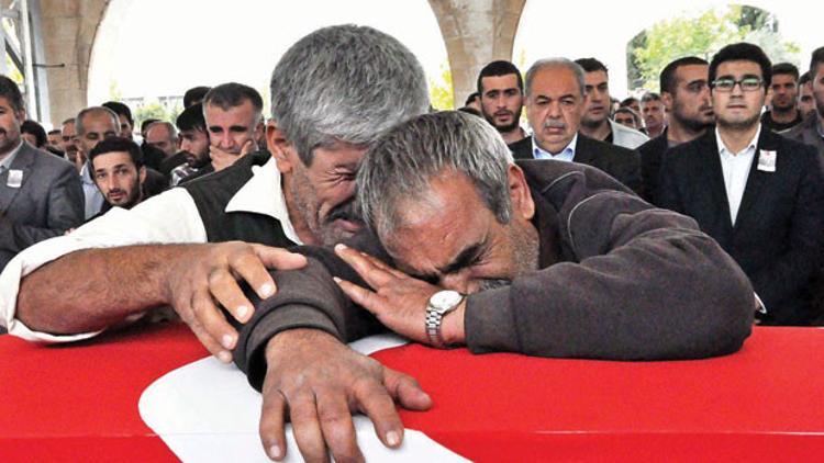 Dağlıca'da yıldırım düşmesi sonucu şehit olan 3 askere veda