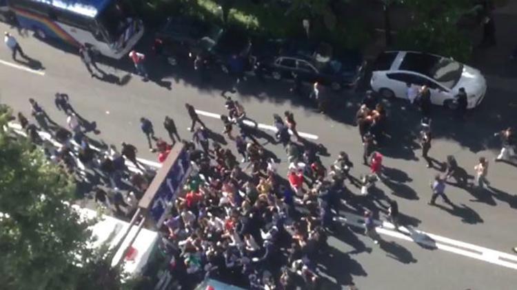 Tokyo'da 1 Kasım seçimleri için oy kullanmaya giden seçmenler arasında kavga çıktı