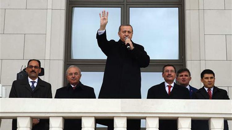 Cumhurbaşkanı Erdoğan Saray'ın balkonundan halkı selamladı