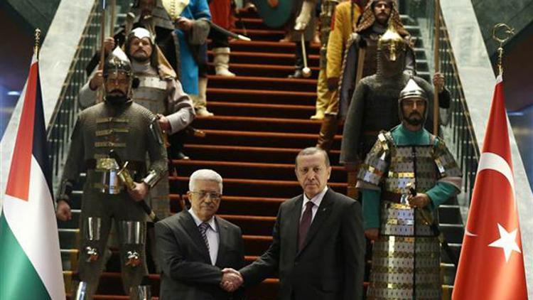 Mahmud Abbas'a saray içinde karşılama töreni