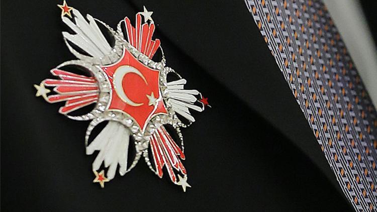 Değişiklikten sonra bir nişan da ona verildi