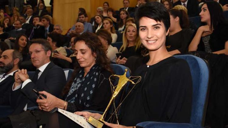 Tuba Büyüküstün, Vatikan’da 'En İyi Kadın Oyuncu' ödülünü aldı