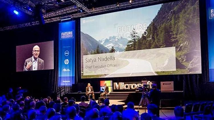 Microsoft CEO’sunun elinde bir iPhone