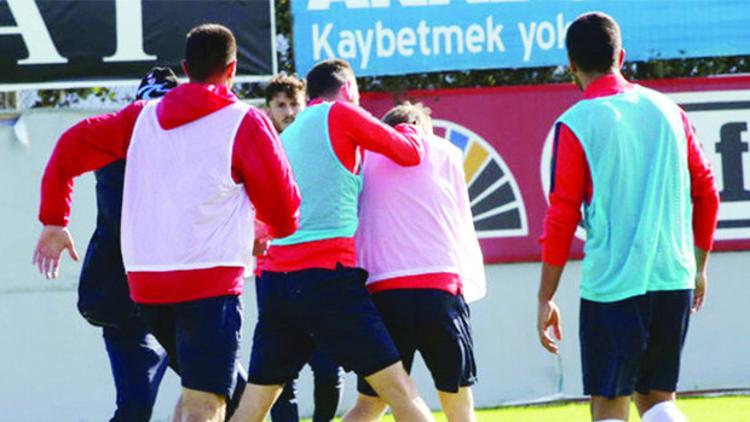Aykut idmanda Marin'i boğuyordu