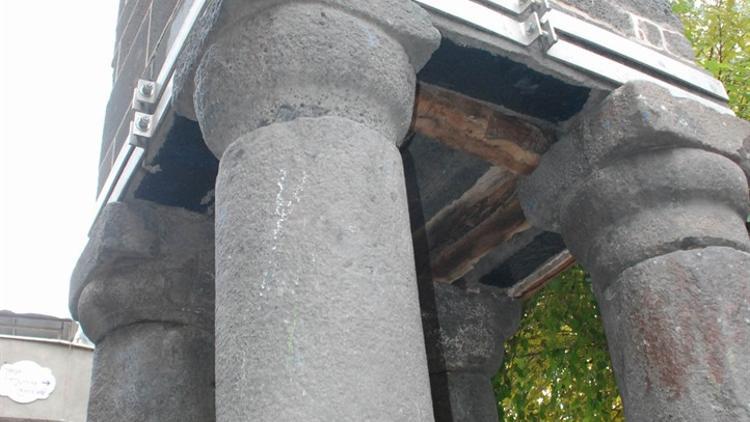 Diyarbakır’ın simgelerinden tarihi minare çatışmada hasar gördü