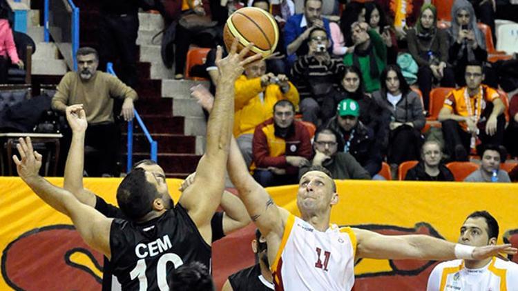 Beşiktaş, Galatasaray'ı devirip lider oldu