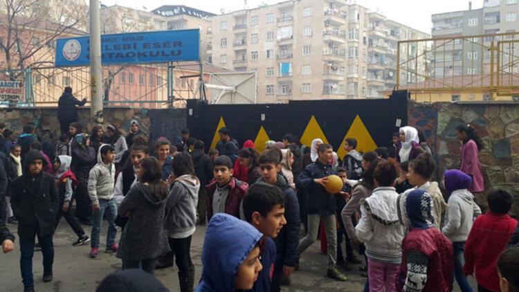 Diyarbakırda PKKlı teröristler karne dağıtımında okula saldırdı