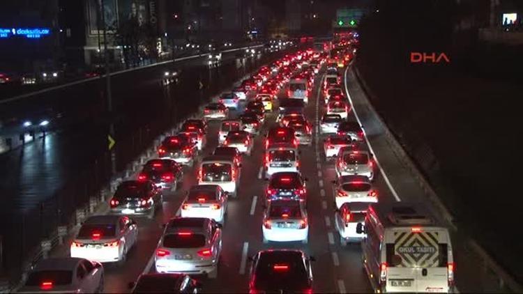 İstanbullar dikkat Trafik yoğunluğu yüzde 90a ulaştı İstanbullar dikkat Trafik yoğunluğu yüzde 90a ulaştı