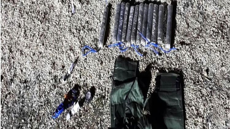 Sınırda 4 adet canlı bomba yeleği ele geçirildi Sınırda 4 adet canlı bomba yeleği ele geçirildi