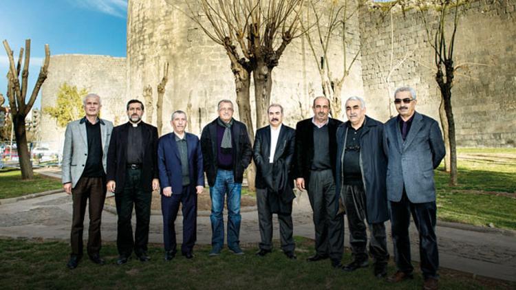Sur'da cami kilise ağlıyor
