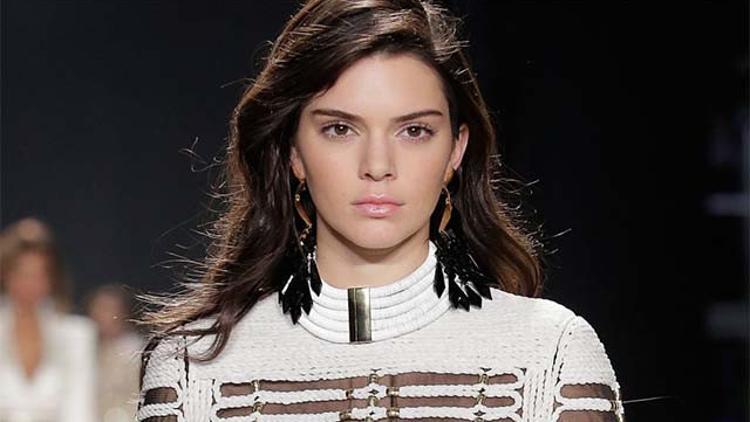 Kendall Jenner göğüslerine silikon destek koyuyor!