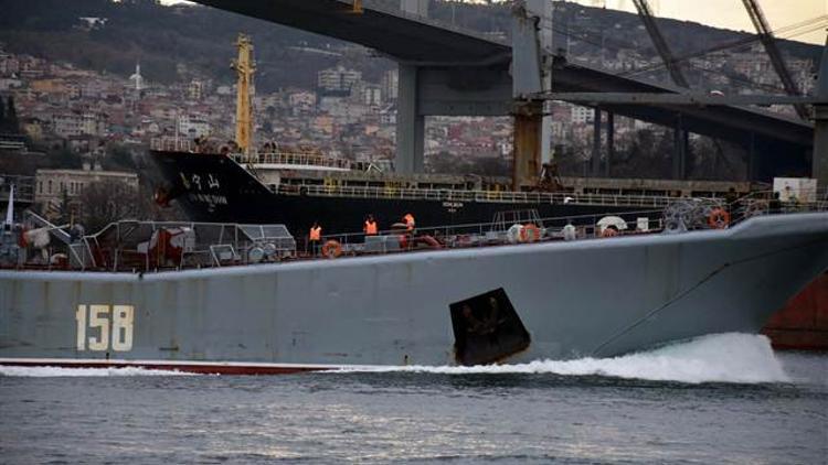 Rus savaş gemisi "Caesar Kunikov" geniş güvenlik önlemleriyle boğazdan geçti