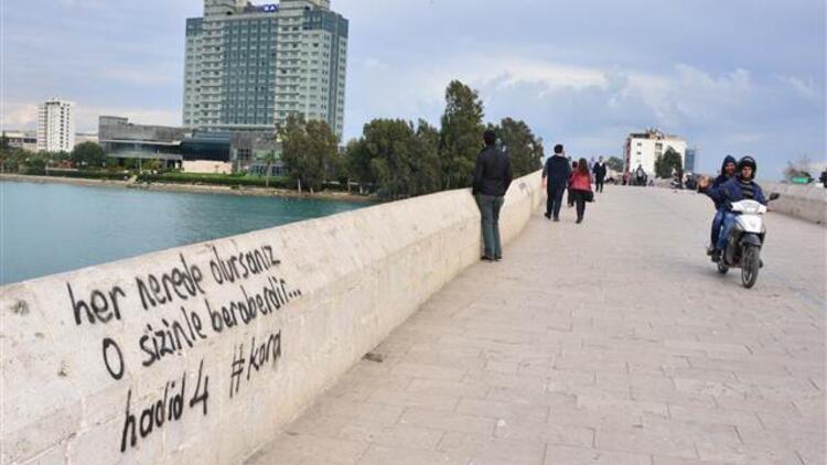 Adana'da tarihi Taşköprü'ye sprey boyayla yazılar yazdılar - Son Dakika  Flaş Haberler