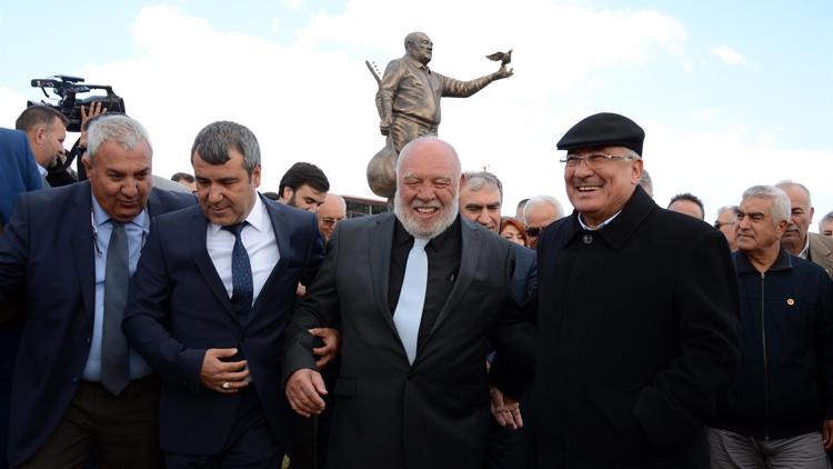 Mersin’de Musa Eroğlu Sevgi Parkı ve heykeli