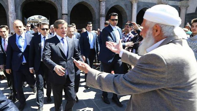 Başbakan Ahmet Davutoğlu Sur'da vatandaşlara seslendi