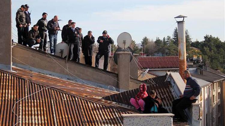 Eşi evi terk edince çocuklarıyla çatıya çıktı, bin kişi onları izledi