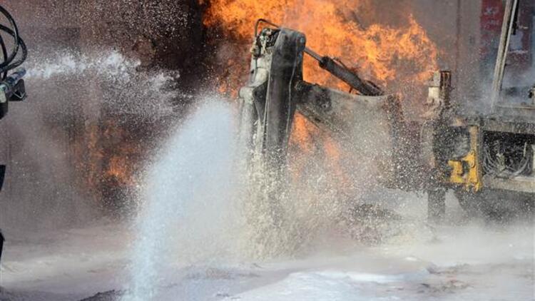Eskişehirde kazı yapan iş makinası doğalgaz borusunu patlattı: 7 yaralı