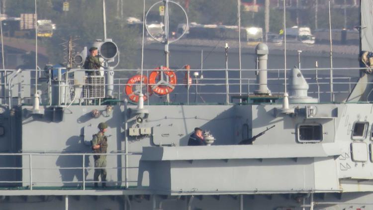 Kriz yaratan gemi Boğaz'dan geçti