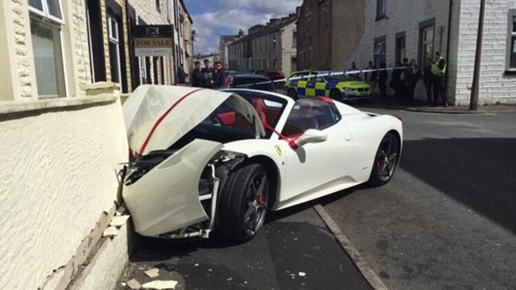 Kiralık Ferrari’yi evin duvarına çarptı