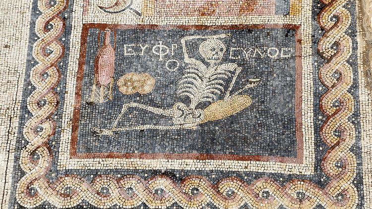 Antakyada Neşeli ol hayatını yaşa yazılı mozaik bulundu