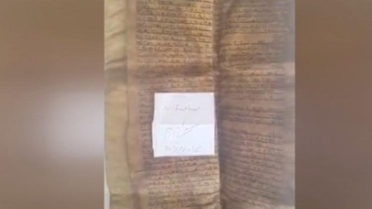 600 yıllık balina derisine işlenmiş Tevrat'ı satmak istedi