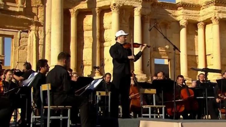 IŞİD'in tahrip ettiği o kentte teröre inat konser