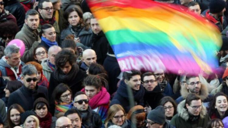 İtalyada eşcinsel medeni birliktelik yasası kabul edildi