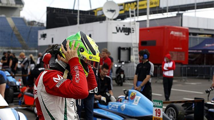Mick Schumacher babasını hatırlatıyor