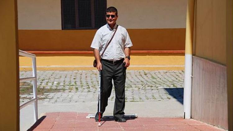 Görme engelli Menderes öğretmenin aydınlık hikâyesi