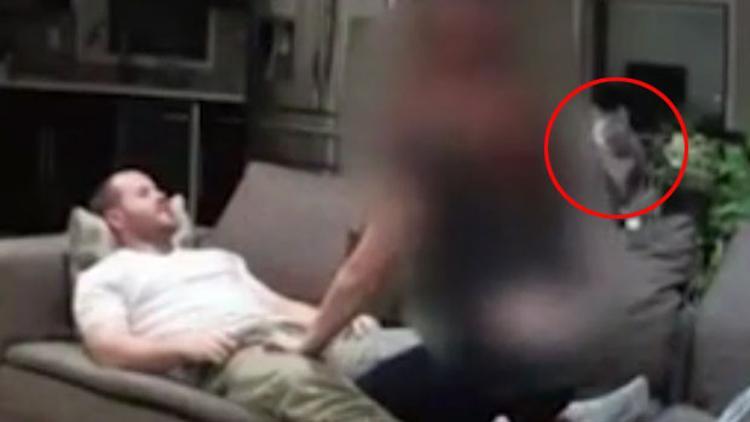 Kedisine baksın diye tuttu, evinde sevişirken yakaladı