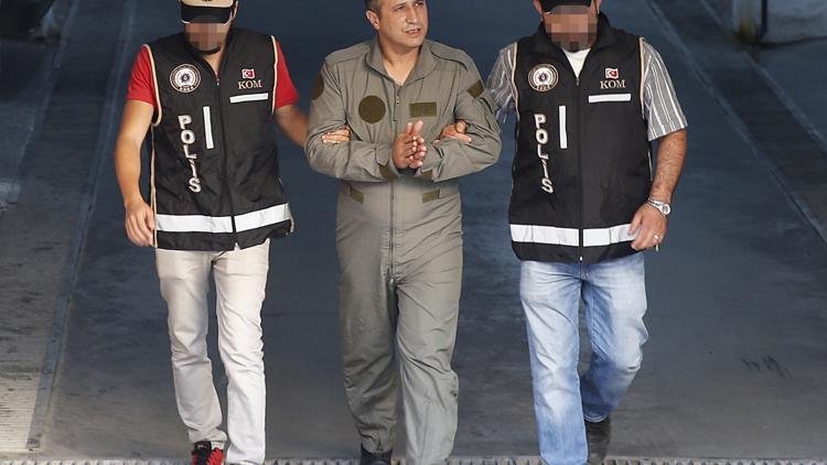 Gözaltına alınan askerlerin rütbeleri yere atıldı