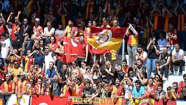 Galatasaraylı taraftarlardan yönetime rest: 'Cimbom halkındır, lisenin değil'