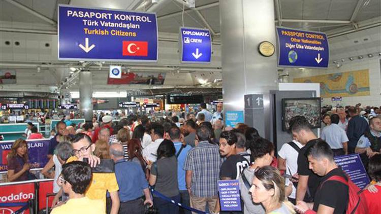 Darbe girişimi sonrası havalimanlarında yeşil ve gri pasaportlara sıkı takip
