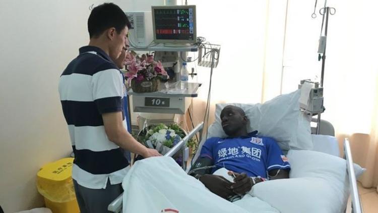 Demba Ba emekliye ayrılmıyor!