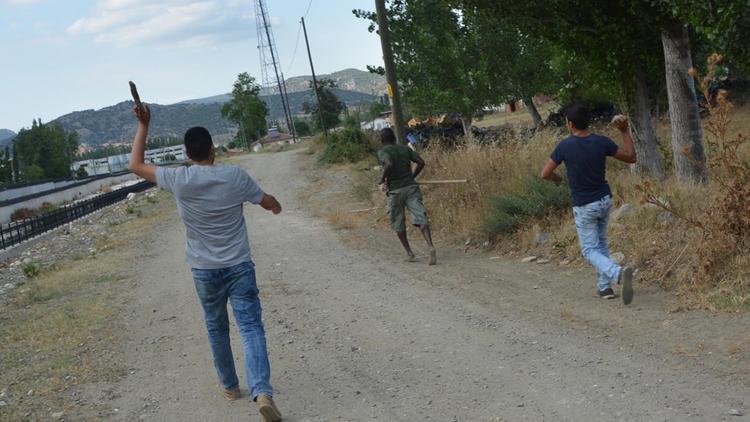 Köylü gençler fuhuş yaptırdığı öne sürülen Ugandalı sığınmacıyı kovaladı