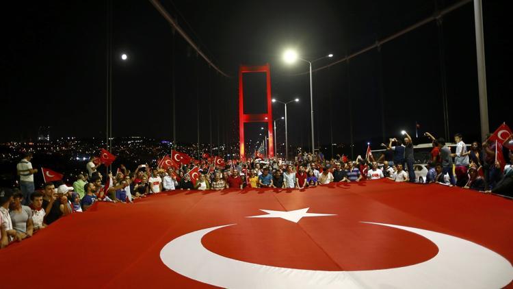 Vatandaşlar darbe girişimine karşı Boğaziçi Köprüsü'nde