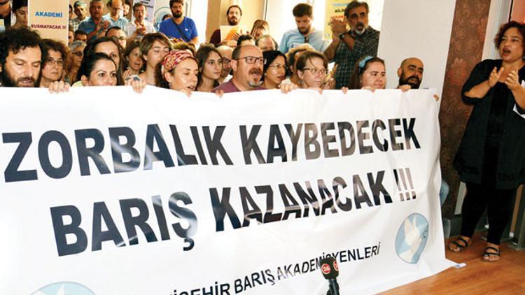 'Barış Bildirisi' imzacısına görevden uzaklaştırma