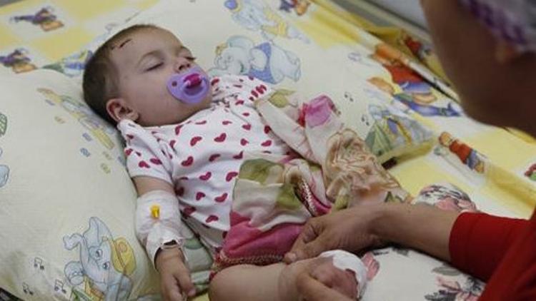 Esma bebek patlamada ölen annesinin tülbentiyle uyuyor