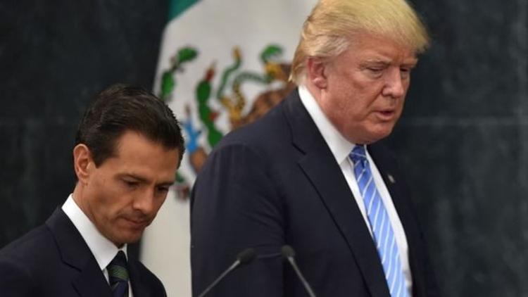 Trump Meksika'ya gitti, duvarı savundu