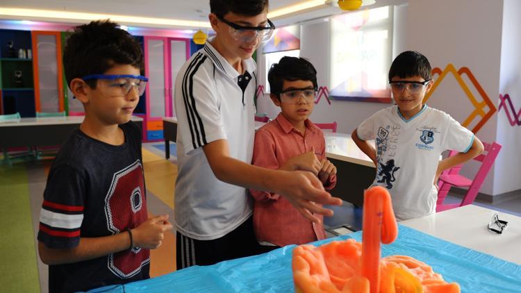 ‘Dahi Çocuklar’ eğlenirken öğreniyor