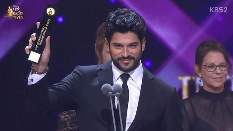 Burak Özçivit Kara Sevda ile Güney Kore'den ödülle dönüyor