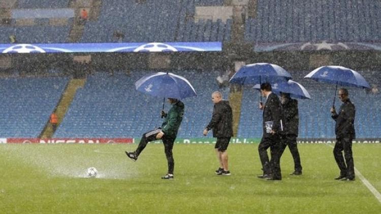 Manchester'da dev maça yağmur engeli!