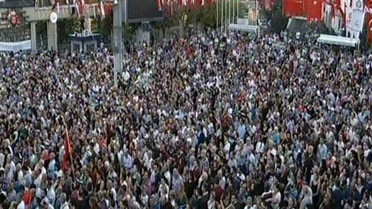 Tarık Akan gözyaşlarıyla uğurlandı