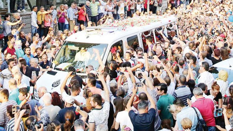 Tarık Akan'a veda... Sevgi seliyle...