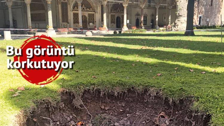 Topkapı'da korkutan çukur