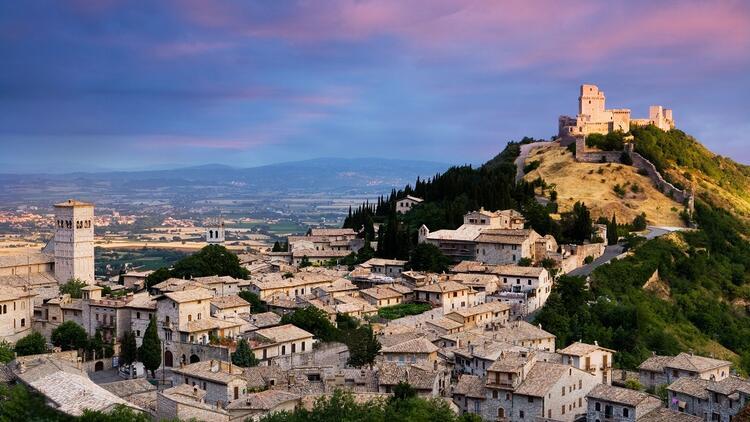Assisi, Papa ve Kızıl Melek