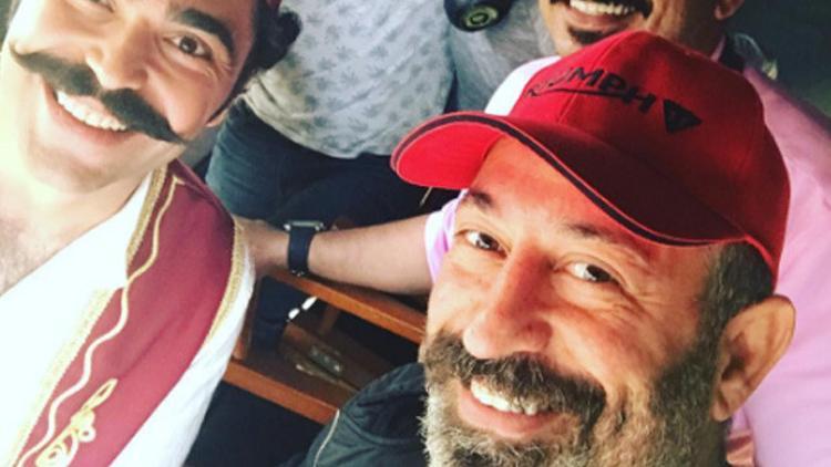 Cem Yılmaz Deli Aşk filminin setinden ilk kareyi paylaştı